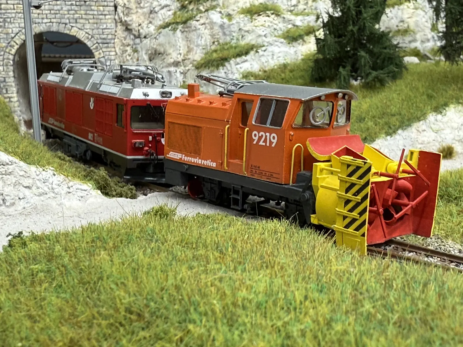 Xrot 9217 beside an Alpine rock cutting