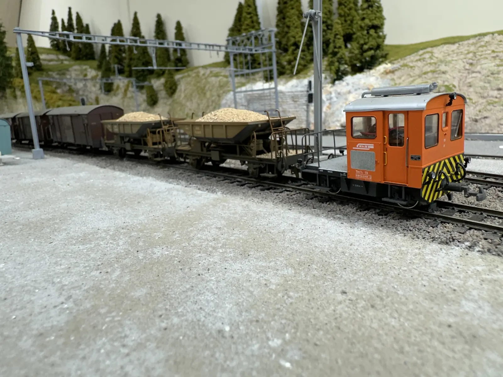 Loaded RhB Fd hopper wagons forming a ballast consist