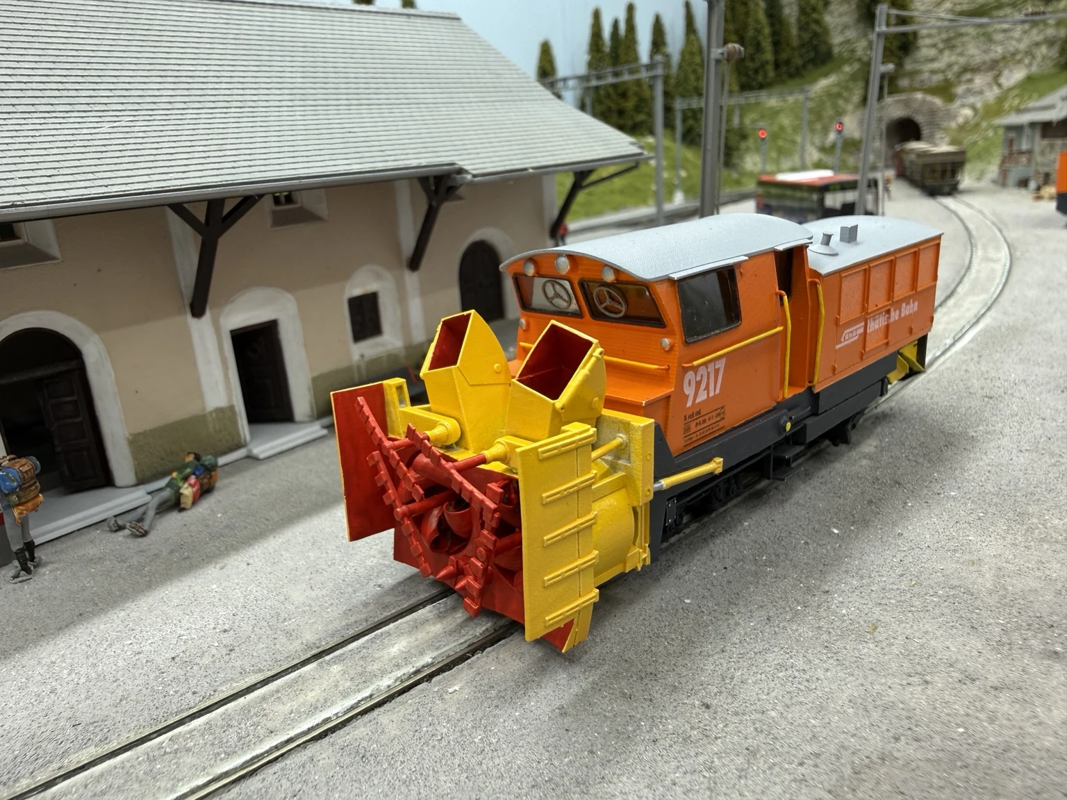 Front three-quarter view of the H0m model of RhB Xrot mt 9217 at the station