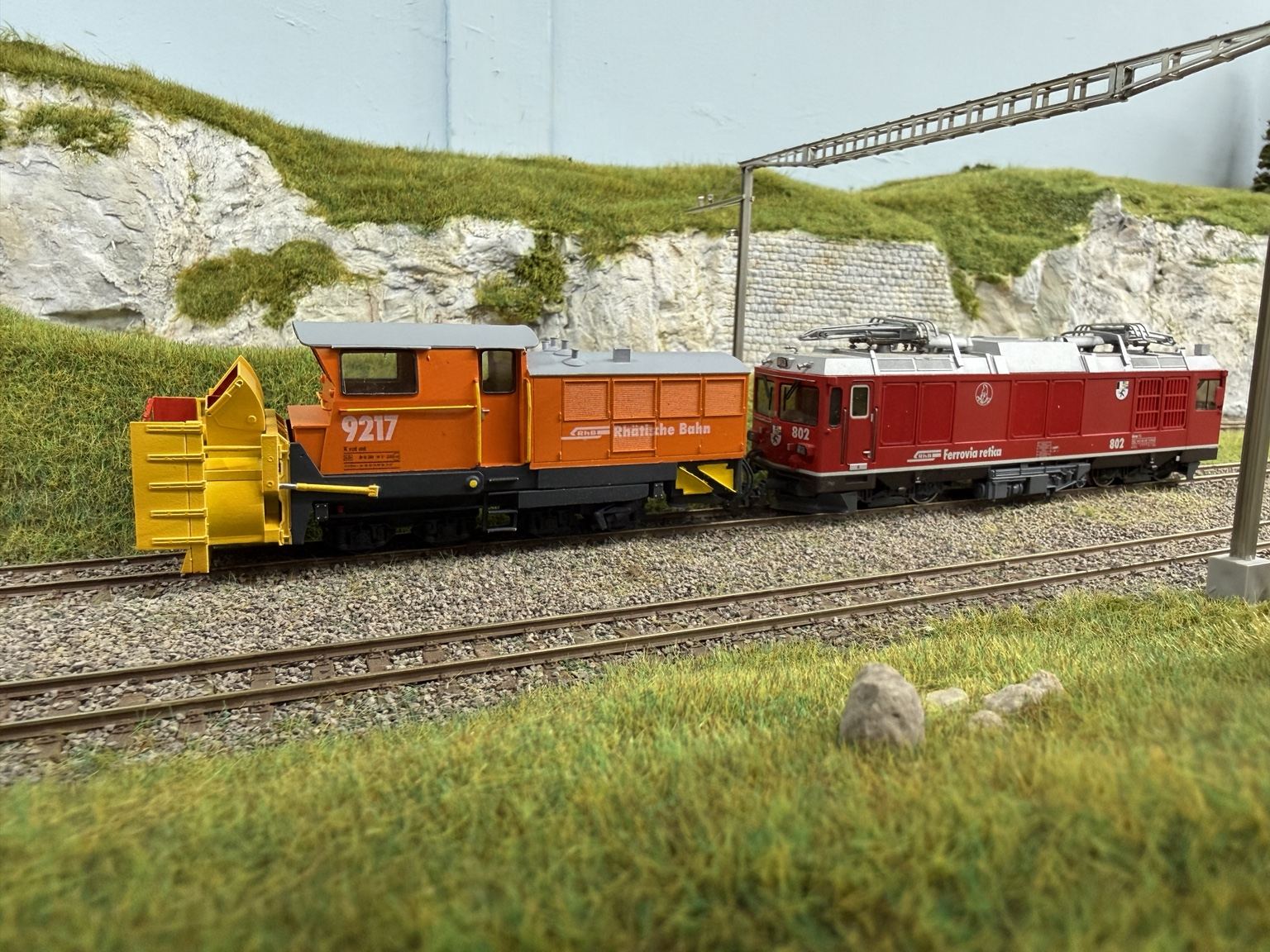 Xrot 9217 trackside beside locomotive 802
